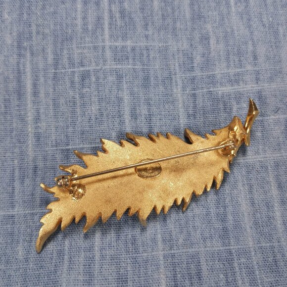 1970s Gold Tone Leaf Brooch and Earring Set by Hattle Carnagie - Picture 3 of 5